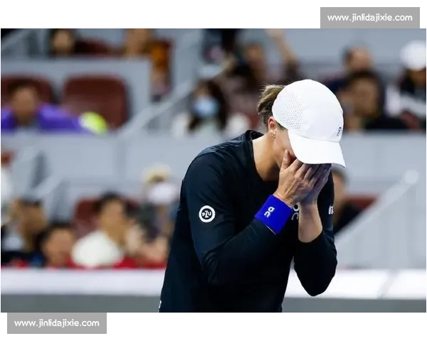 温网首日创 32.3℃历史高温！斯瓦泰克训练汗如雨下